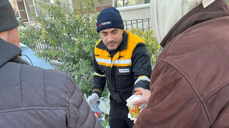 TOSYALI HOLDİNG DEPREM BÖLGESİNDE 6 BİN ÇALIŞANIYLA BİRLİKTE YARALARI SARIYOR