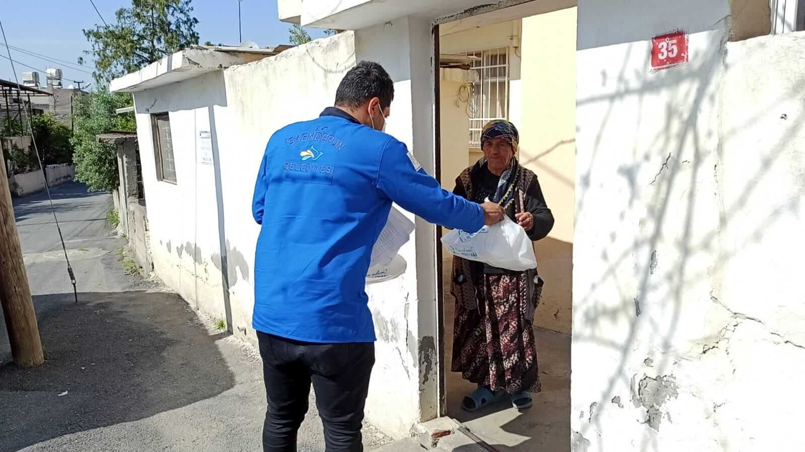 TOSYALI AİLESİ’NDEN GIDA KOLİSİ VE SICAK YEMEK